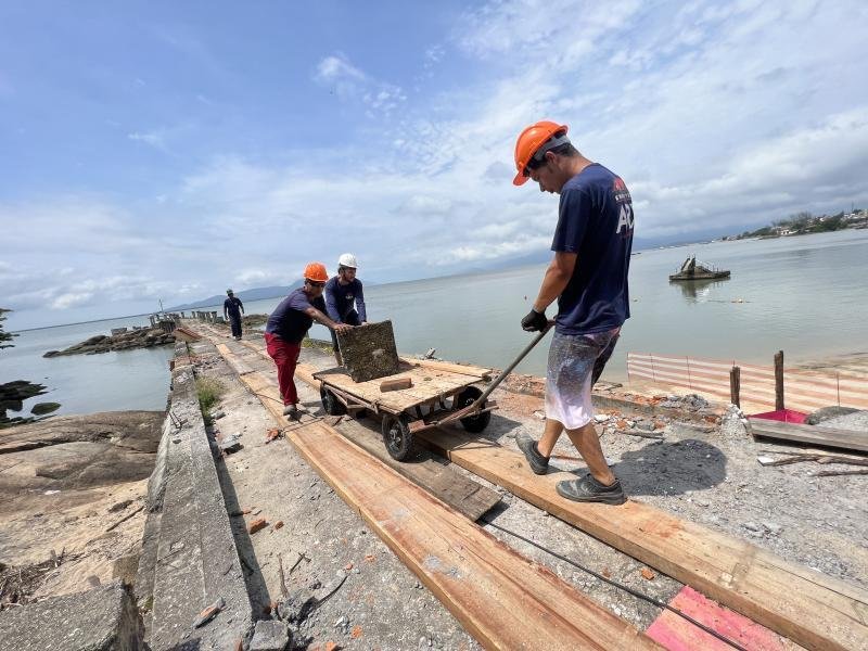 Prefeitura inicia reconstrução do trapiche da praia da Saudade