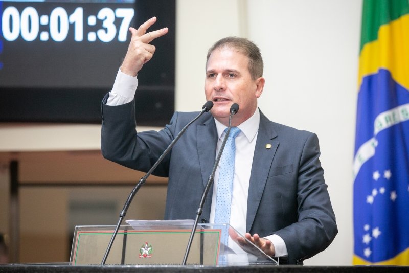 Sessão tem críticas ao Enem e a impasses jurídicos que paralisam obras