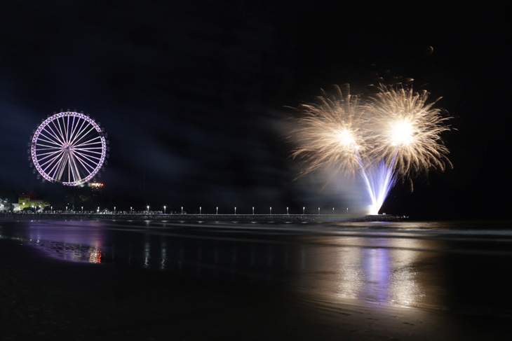 Teste de fogos iluminou a Praia Central está semana em Balneário Camboriú