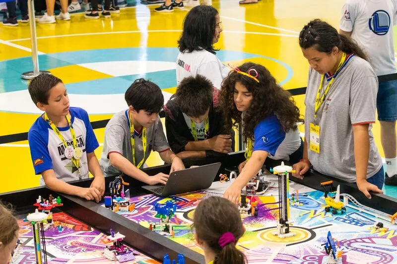 Alunos da Escola João Batista da Cruz encerram participação no maior torneio de robótica do mundo Alunos da Escola João Batista da Cruz encerram participação no maior torneio de robótica do mundo