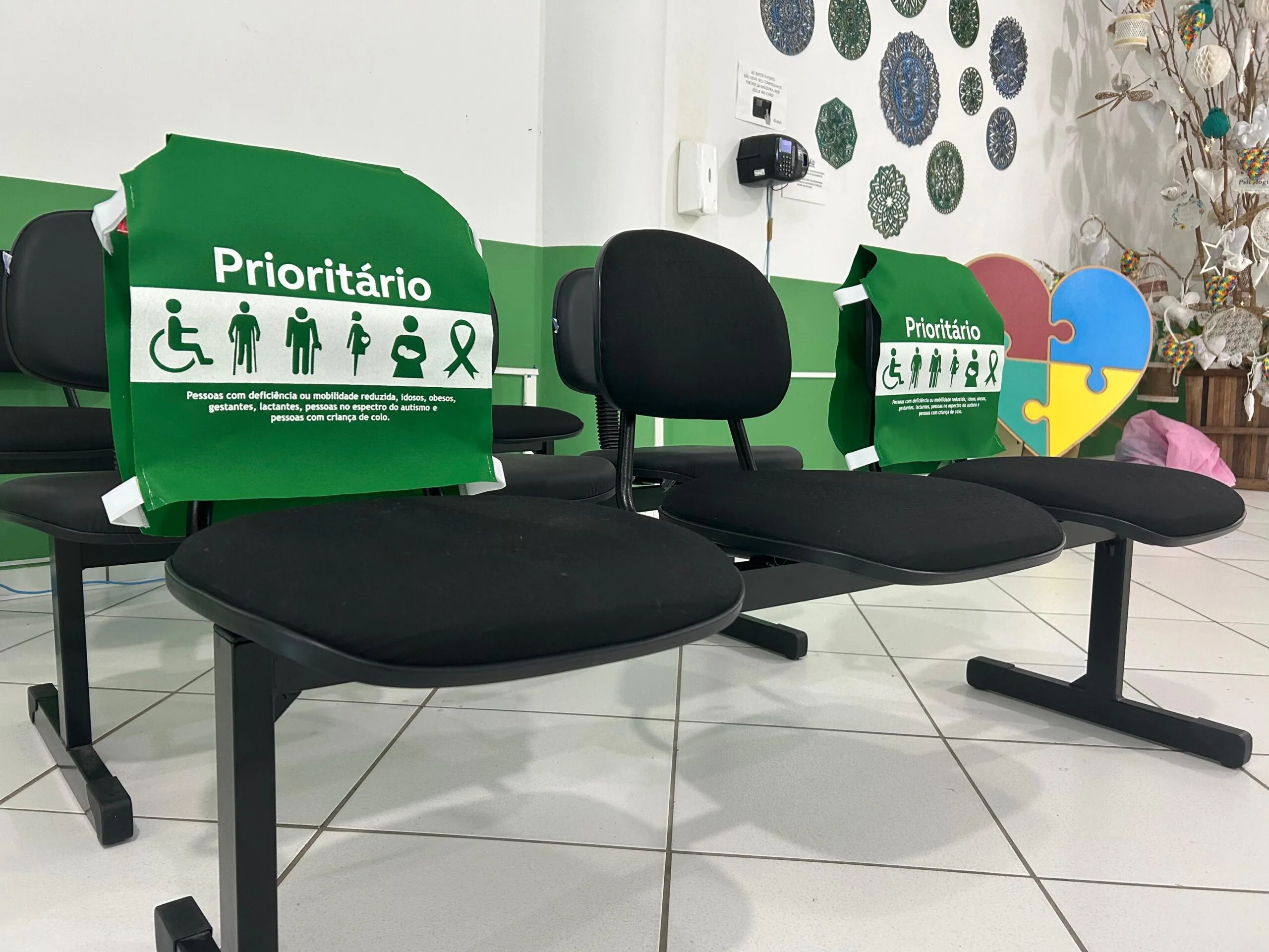 Cadeiras das unidades de Saúde recebem identificação de grupos prioritários