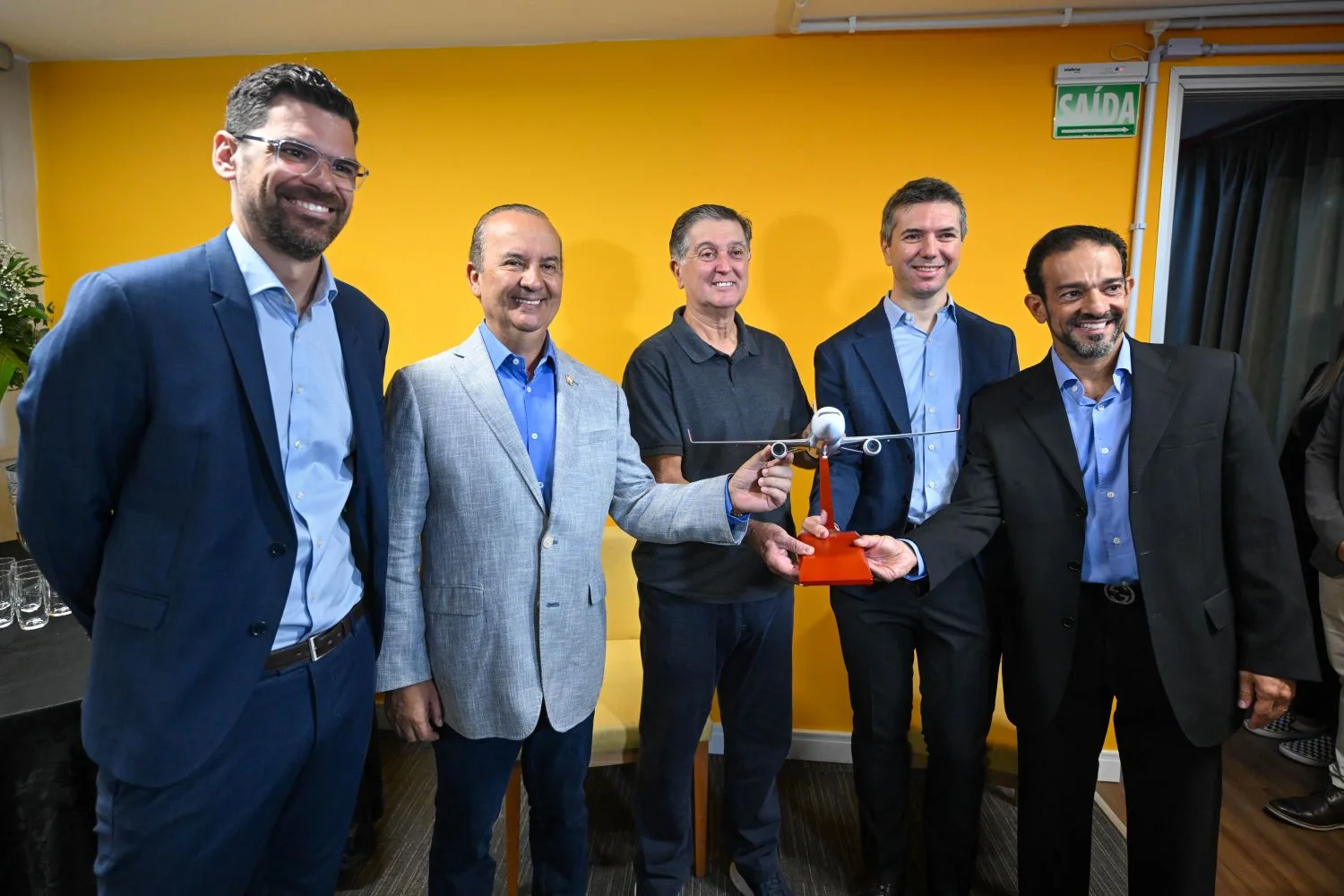 Governador acompanha chegada do primeiro voo cargueiro de rota que conecta Santa Catarina à Europa