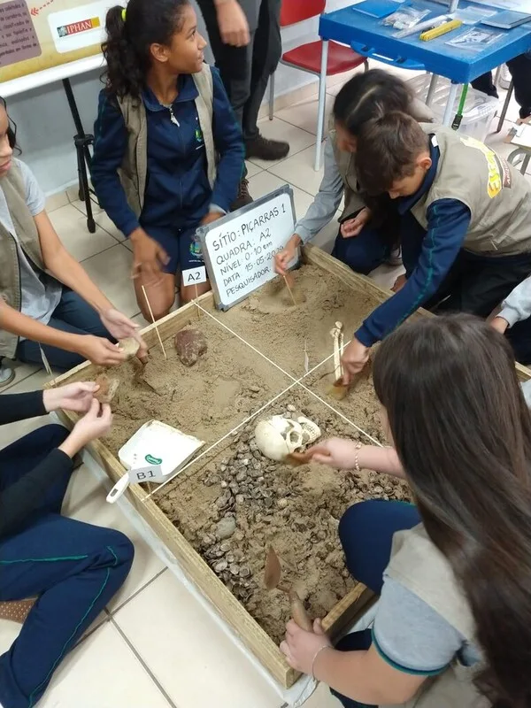 Escola Adolfo Cabral participa de dinâmica sobre escavação geológica