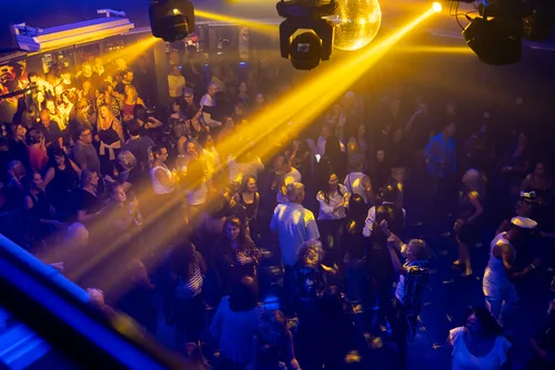 Casa cheia para a abertura da Zoom 80´s Club, em Balneário Camboriú