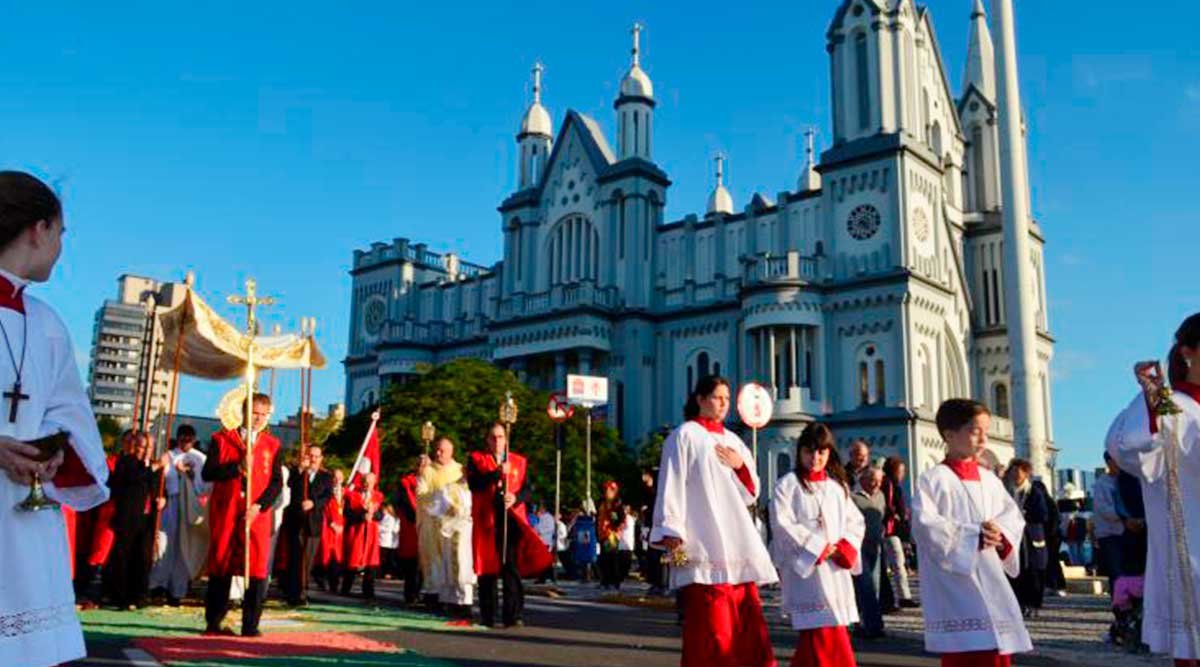 Feriado de Corpus Christi terá tradicionais tapetes e procissão com interdição parcial de ruas