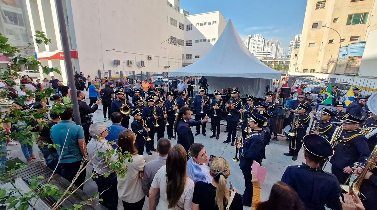 Revitalização da rua Hercílio Luz é entregue à comunidade